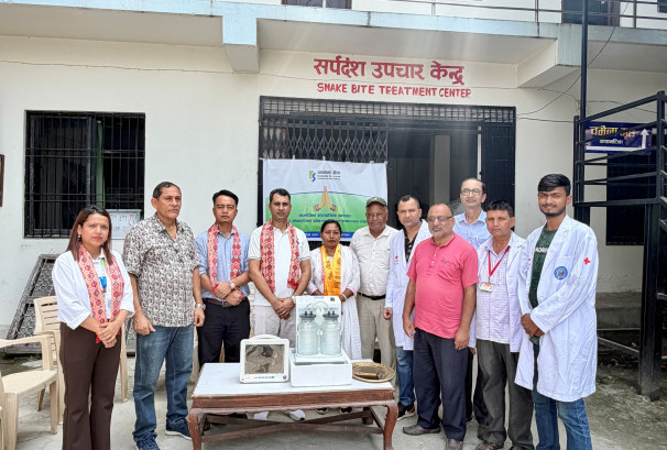 कामना सेवा विकास बैंकद्वारा रेडक्रसलाई सर्पदंश उपचार उपकरण हस्तान्तरण