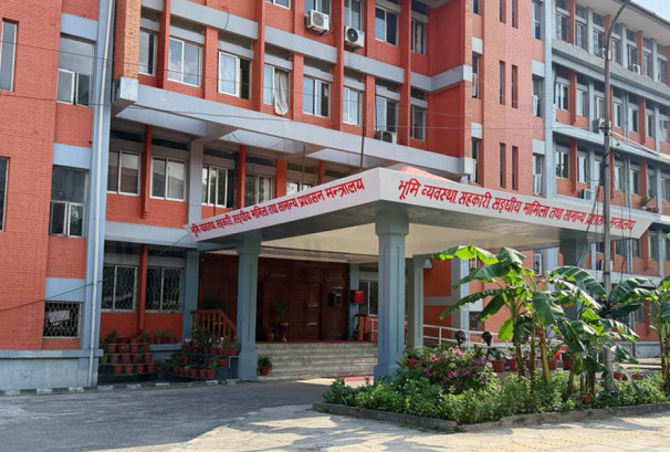 सरुवा निर्णय अटेर गरेपछि तीन पालिकाको आर्थिक तथा प्रशासनिक अधिकार रद्द