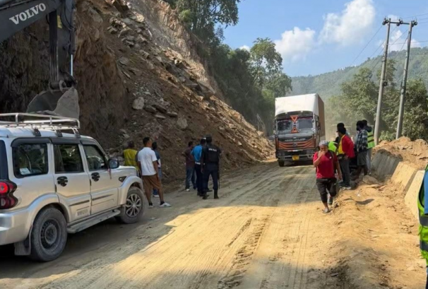 घण्टौँपछि पृथ्वी राजमार्ग खुल्यो