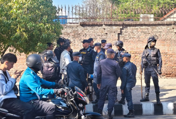 सिंहदरबारअगाडि ठेलमठेलमा परेपछि सेयर लगानीकर्ता रास्वपा कार्यालयतर्फ मोडिए, आजैबाट धर्ना