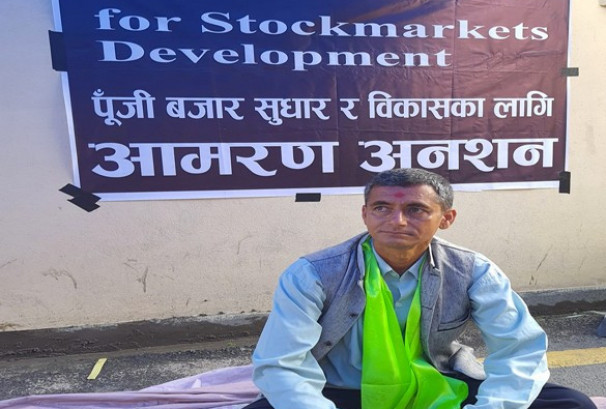 ‘भोलि सेबोन र ब्रोकर एसोसिएसनमा ताला लगाउँछौं’ : लगानीकर्ता तिलक कोइराला