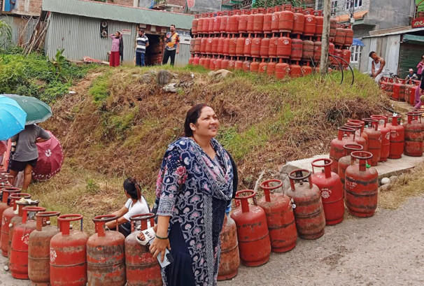 बजारमा ग्यास अभावको गुनासो बढेपछि प्रधानमन्त्री कार्यालय सक्रिय, तीन महिना मासिक ५० हजार टनभन्दा बढी आयात गरिने