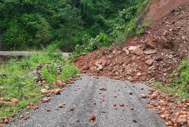 बाढीपहिरोले पाँच सडक प्रभावित, चार खण्डमा एकतर्फी यातायात सञ्चालन