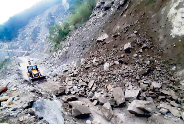 गण्डकीका विभिन्न राजमार्ग अवरुद्ध, केहीमा एकतर्फी आवागमन