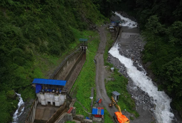 रेलेखोलाको बाँधमा बाढी पस्दा विद्युत उत्पादन बन्द