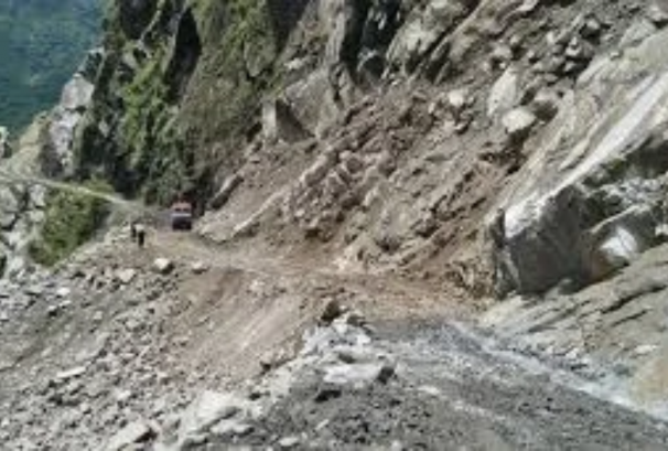 बाढी–पहिरोले विभिन्न सडक अझै अवरुद्ध