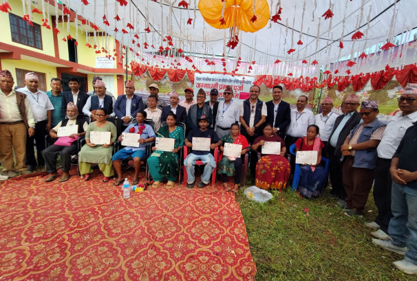 तनहुँको देवघाटमा लालपुर्जा वितरण, १० सुकुम्बासी परिवार बने जग्गाधनी