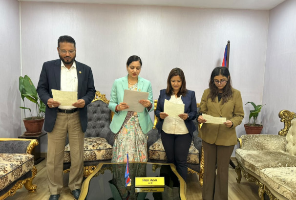 स्वास्थ्य बीमा बोर्डमा तीन सदस्य नियुक्त, मन्त्री मेहतासमक्ष लिए शपथ