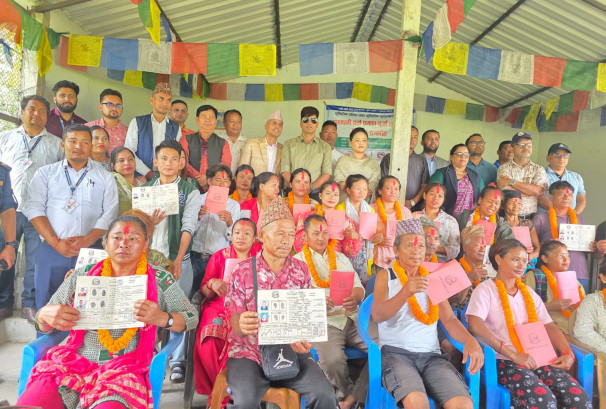 चितवन, झापा र रुपन्देहीका ५७ परिवारले पाए लालपुर्जा