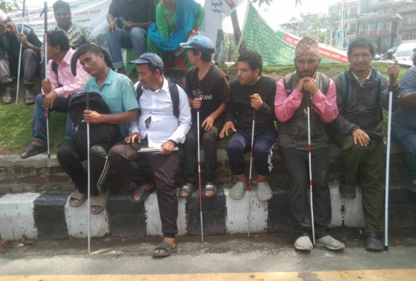 नगर प्रहरीको कारबाहीविरुद्ध दृष्टिविहीनहरूको माइतीघरमा धर्ना, वैकल्पिक व्यवस्था माग