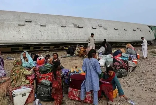 पाकिस्तानमा रेल दुर्घटना, १४ वटै डिब्बा पटरीबाट खसे; ६ जनाको मृत्यु