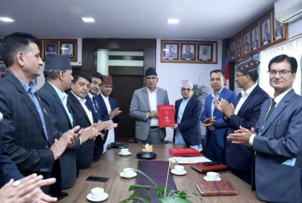 राजश्व परामर्श समितिद्वारा अर्थमन्त्री समक्ष प्रतिवेदन पेश, कर आधार विस्तार गर्न सुझाव