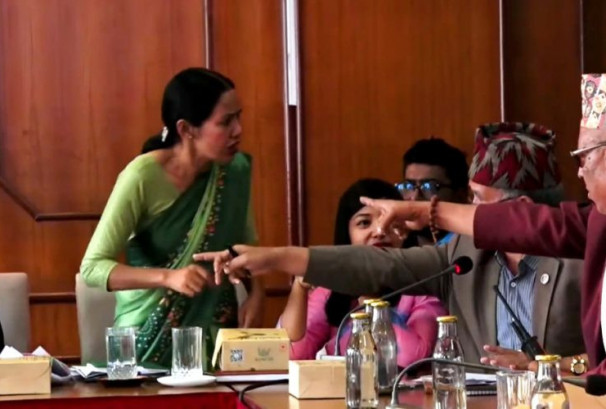 बञ्चरेडाँडाको फोहोर विवादमा बैठकमै तनाव, मेयरहरूसँग आशिका तामाङको चर्काचर्की