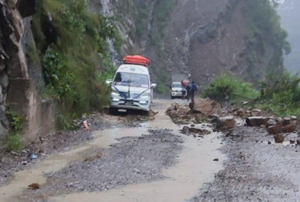 फिस्लिङ नजिक पृथ्वी राजमार्ग भाँसियो, यातायात अवरुद्ध