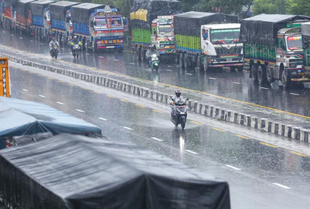 राजमार्ग अवरुद्ध भएपछि काठमाडौंमै रोकिए मालवाहक ट्रक