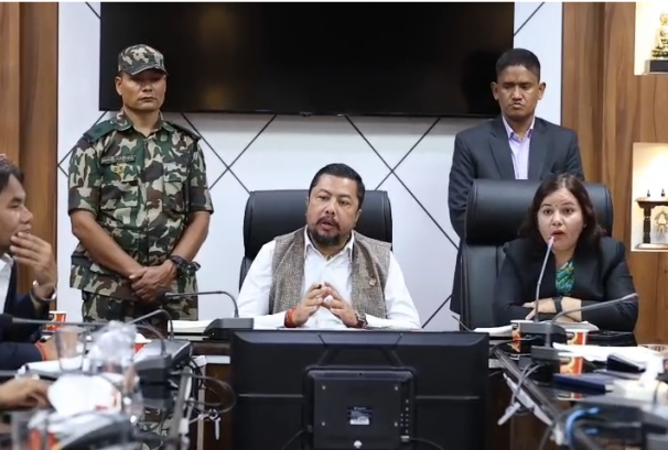 चिलिमेमा सम्पर्कविहीनका परिवारलाई भेट्दै ऊर्जामन्त्री श्रेष्ठ , भन्छन्–‘सरकार तपाईंहरूको साथमा छ’