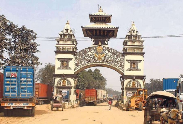 एमआरपी विवादले वीरगन्ज भन्सार ठप्प, हजारौँ ट्रक सीमा क्षेत्रमा अलपत्र