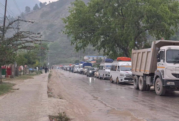 वर्षापछिको पहिरोले मुख्य राजमार्ग ठप्प, यात्रु बीच बाटोमै अलपत्र