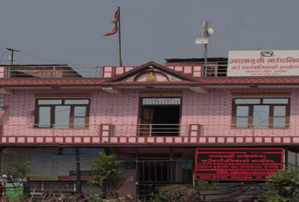 ज्वालामुखी गाउँपालिकाका जनप्रतिनिधि र कर्मचारीद्वारा बाढीपीडितलाई तलब सहयोग