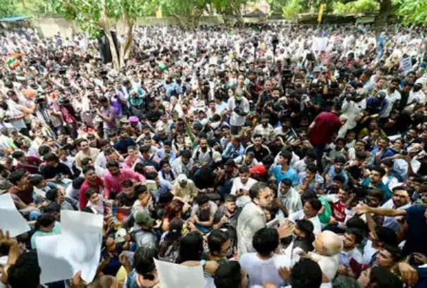 ‘कक्रोच जनता पार्टी’का नेता रिहा, दिल्लीमा दोस्रो दिन पनि प्रदर्शन जारी