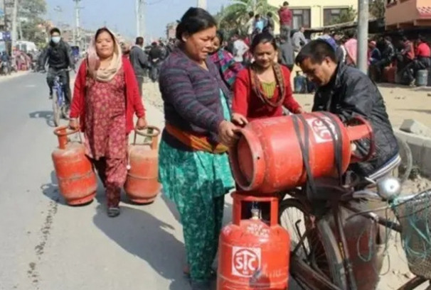ग्यास अभावको गुनासोबीच नेपालगन्जमा १३ सिलिन्डर लुकाएको भेटियो, पसललाई ५० हजार जरिवाना
