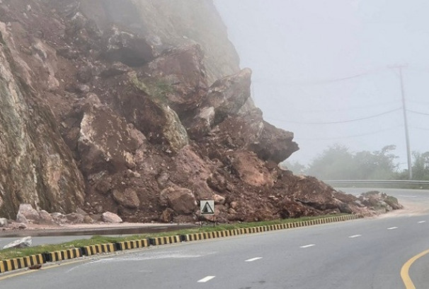 छिर्कनेमा पहिरो पन्छाएपछि पृथ्वीराजमार्ग एकतर्फी सञ्चालन