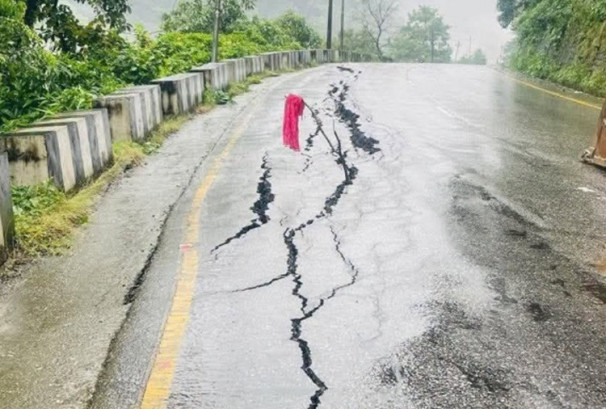 सिमलतालमा त्रिशूली नदीको कटानले सडक भासियो