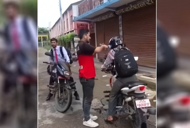 शिक्षा अधिकृतमाथि मोबिल खन्याउने वडा सदस्य पक्राउ