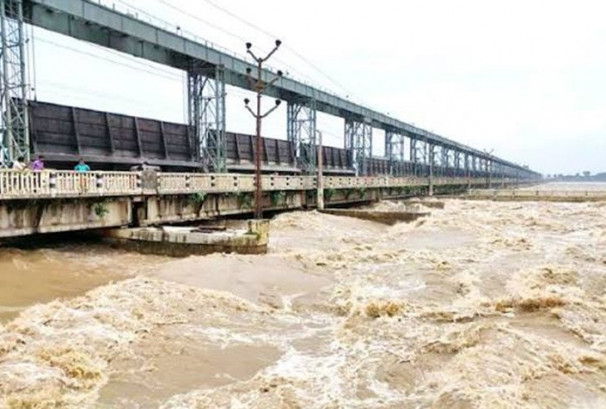सप्तकोशीमा पानीको बहाव खतराको तहमा, ब्यारेजका २३ ढोका खोलिए