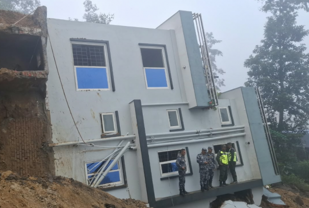ललितपुरको धापाखेलमा पहिरोले साढे दुईतले घर ढल्यो, खोला समेत थुनियो