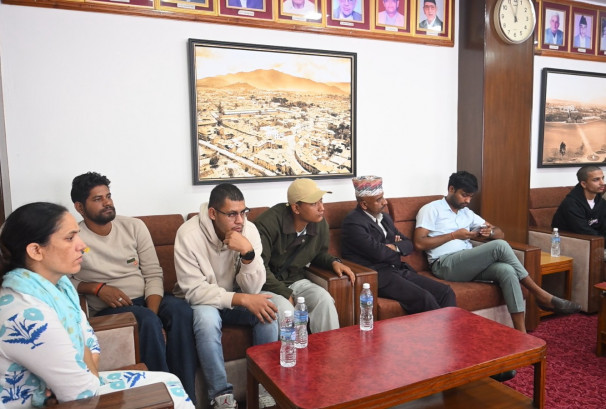 ‘तपाईंहरू एक्लो हुनुहुन्न’-बाढीमा हराएका भन्सारकर्मीका परिवारलाई अर्थमन्त्रीको सहानुभूति