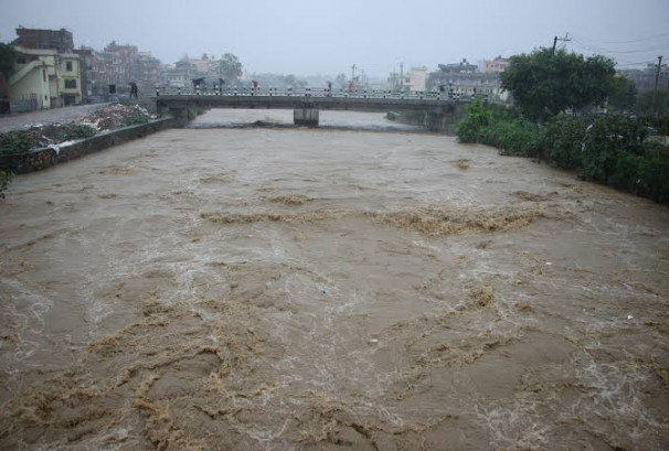 हनुमन्ते खोलामा जलसतह बढेपछि लोकन्थलीका १६ परिवार सुरक्षित स्थानमा सारिए