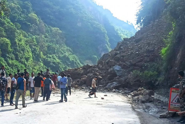 मुग्लिन–नारायणगढ सडक अवरुद्ध हुँदा सयौँ सवारी रोकिए, पहिरो हटाउने काम जारी
