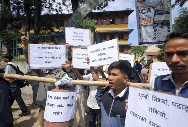 किताब बोकेर पढ्ने कि सिलिन्डर बोकेर लाइन बस्ने ? भन्दै नेविसंघको प्रदर्शन