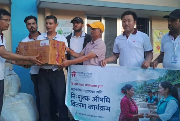 ओम मेगाश्री फर्मास्युटिकल्सद्वारा बाढीपीडितका लागि २० लाख रुपैयाँ बराबरको औषधि सहयोग