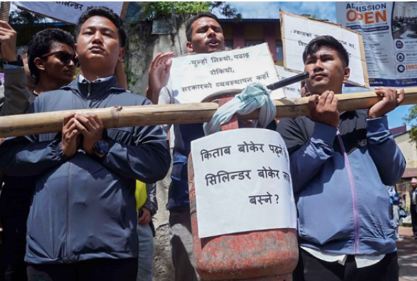 ग्यास अभावविरुद्ध सिलिन्डर बोकेर सिंहदरबार घेर्न पुगे विद्यार्थी