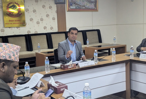 प्रदेशका मन्त्री र स्थानीय तह प्रमुख बोलाएर स्वास्थ्य मन्त्री पौडेलले भने, ‘स्वास्थ्य समस्या समाधानमा मिलेर काम गरौं’