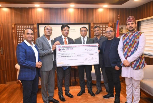 कतारका नेपाली व्यवसायीले बाढीपीडितका लागि दिए ३८.२६ लाख