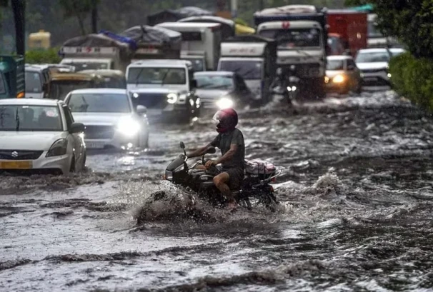 भारतको उत्तर प्रदेशमा ७२ घण्टे अविरल वर्षा, ५८ जनाको मृत्यु