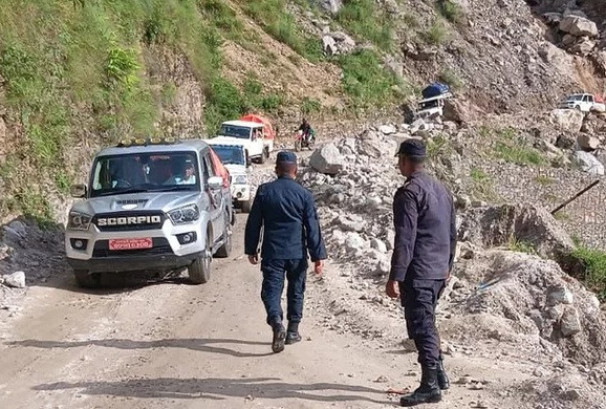 सुक्खा पहिरोले कर्णाली राजमार्ग पुनः अवरुद्ध, दर्जनौँ सवारीसाधन अलपत्र