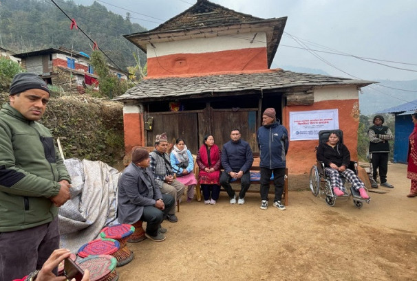 धौलागिरी लघुवित्तद्वारा अशक्तलाई ह्वीलचेयर वितरण