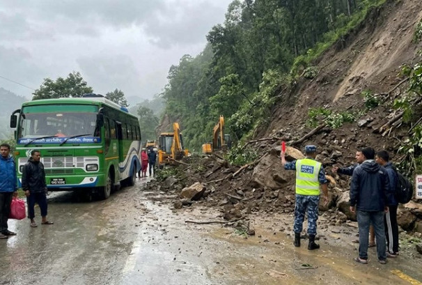 लगातारको वर्षाले गण्डकीका चार सडक अवरुद्ध