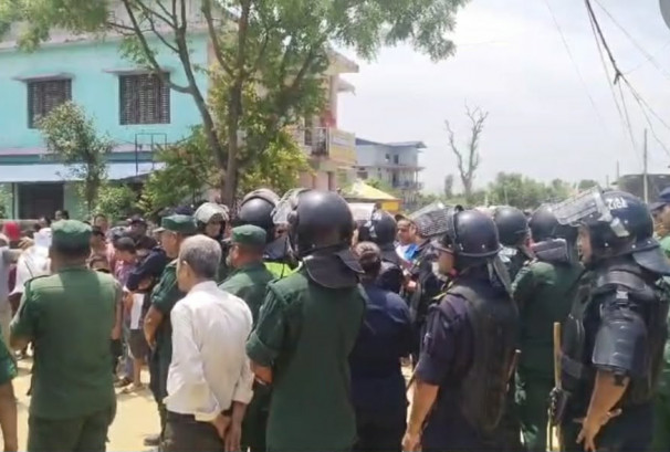 सर्वोच्चको आदेशपछि पनि कोहलपुरमा डोजर र प्रहरी परिचालन, डोजरसहित प्रहरी परिचालन भएपछि तनाव