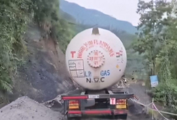 कृष्णभिरमा रोकिएका ग्यास बुलेट र हेभी सवारी पास, बिहीबारदेखि दुईतर्फी सडक सञ्चालन हुने