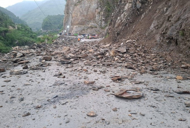 बाढी–पहिरोका कारण बागमती र कोशीका विभिन्न सडक अवरुद्ध