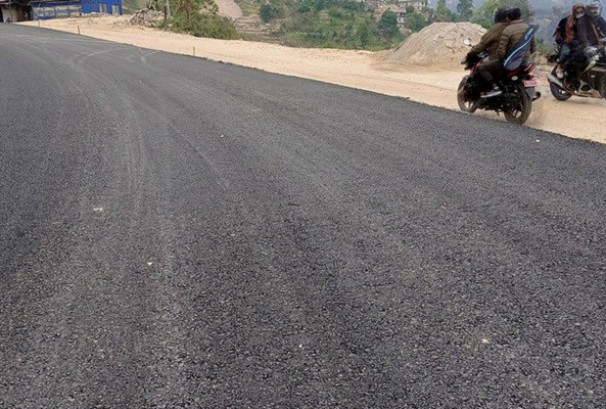 बिटुमिन अभावले धुलिखेल–खावा सडकखण्डको कालोपत्रे कार्य दुई महिनादेखि ठप्प