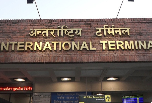 विदेशबाट फर्किने नेपालीलाई सरकारको आग्रहः ‘अपरिचितको प्रलोभनमा परी सुन तथा बहुमूल्य सामान नल्याउनु’
