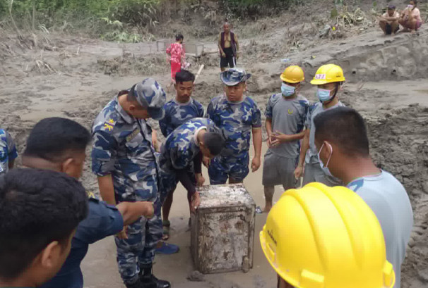 रसुवा बाढीले बगाएर ल्याएका ‘लकर’का धनी खोज्दै प्रहरी