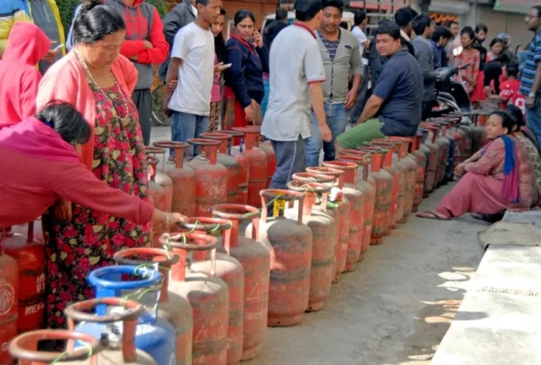 ग्यास अभावमा सरकारकै भूमिका रहेको महासंघको आरोप, प्रचारबाजी होइन, डिलरमार्फत आपूर्ति सहज गर