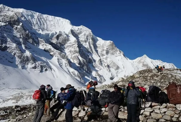मनास्लुमा भीषण बाढीपछि सयौं विदेशी पर्यटक रोकिए, हेलिकोप्टरबाट उद्धार सुरु